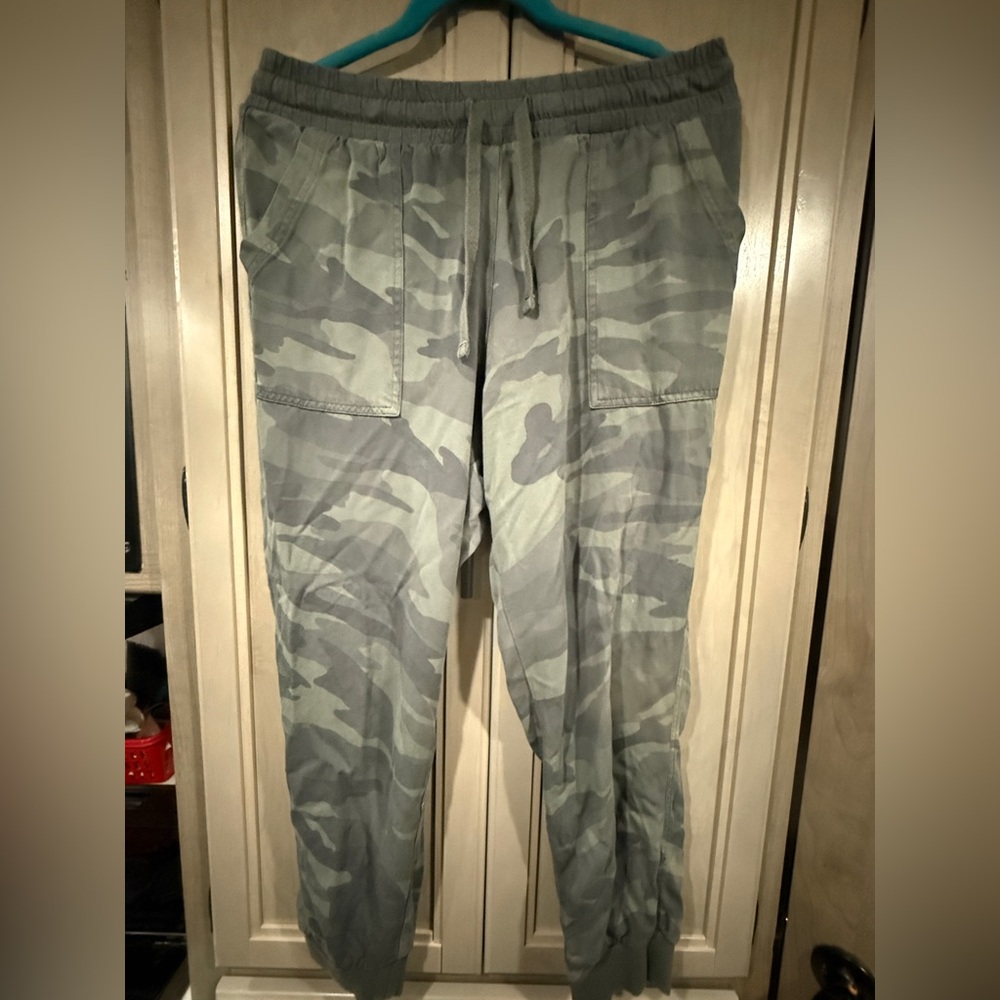 Splendid Women’s Camouflage Jogger Pants sz. Medium in good used condition